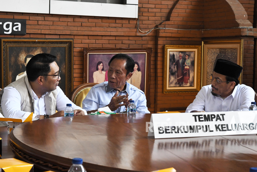 Pasangan bakal calon Gubernur DKI Jakarta Ridwan Kamil (kiri) bersama bakal calon Wakil Gubernur Suswono (kanan) berbincang dengan mantan Gubernur DKI Jakarta Sutiyoso (tengah) di Museum Bang Yos, Jatikarya, Bekasi, Jawa Barat, Kamis (12/9/2024). Pada pertemuan tersebut Ridwan Kamil-Suswono meminta nasihat dan berdiskusi tentang kondisi Jakarta bersama Sutiyoso sebagai bekal untuk maju dalam Pemilihan Gubernur 2024. 