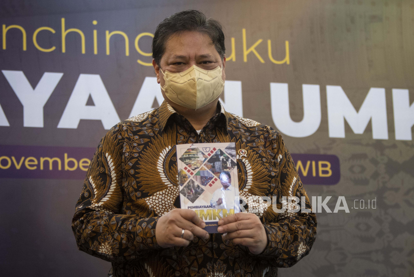 Menteri Koordinator Bidang Perekonomian Airlangga Hartarto berpose dengan buku Pembiayaan UMKM yang baru saja diluncurkan di Jakarta, Kamis (11/11/2021). Penerbitan buku tersebut bertujuan memberikan wawasan terkait UMKM sebagai pilar utama penopang pertumbuhan ekonomi Indonesia kepada masyarakat. 