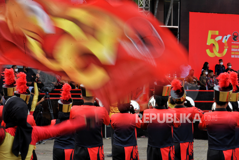 Penampilan marching band dalam perayaan HUT ke-50 PDI Perjuangan di JIExpo, Kemayoran, Jakarta, Selasa (10/1/2023). HUT ke-50 PDI Perjuangan mengusung tema Genggam Tangan Persatuan Dengan Jiwa Gotong Royong dan Semangat Api Perjuangan Nan Tak Kunjung Padam. Dalam acara tersebut Ketua Umum PDI Perjuangan menyampaikan pidato politiknya yang berisi imbauan kepadamkader partainya untuk disiplin berpegang pada aturan partai serta memilih untuk menunda mengumumkan Calom Presiden pada momentum perayaan HUT ke-50. Republika/Thoudy Badai