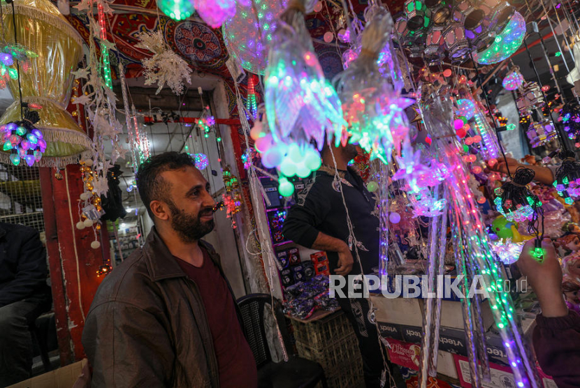 Warga Palestina berbelanja di pasar Kota Gaza, Selasa (21/4).  Jalur Gaza melaporkan kasus pertama Covid-19 di populasi umum pada Senin (24/8). Ilustrasi.