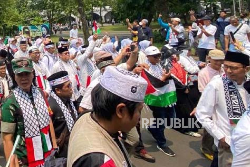 Pj Gubernur Jawa Barat Bey Machmuddin mengikuti pawai aksi bela Palestina dari Masjid Pusdai Jawa Barat ke Lapangan Gasibu Kota Bandung, Jumat (17/11/2023). 