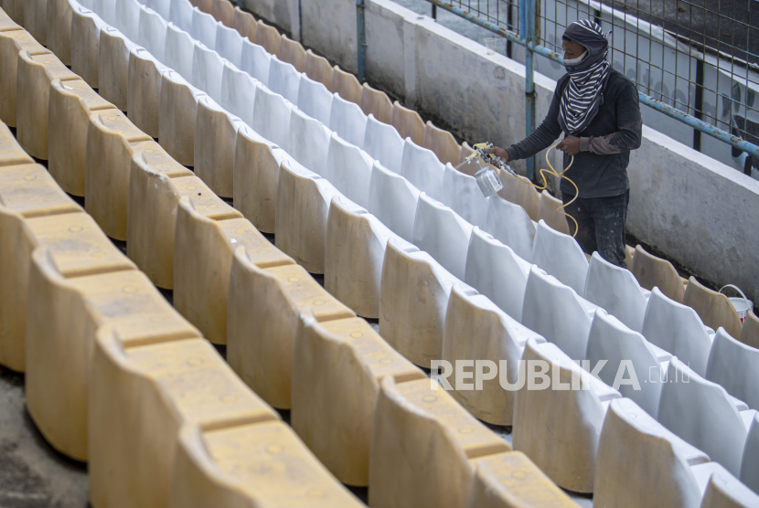 Pekerja mengecat kursi penonton Stadion Madya Bumi Sriwijaya Palembang, di Sumatera Selatan, Kamis (5/11/2020). Progres renovasi stadion pendukung pelaksanaan tuan rumah Piala Dunia U-20 2021 tersebut saat ini telah mencapai 35 persen. 