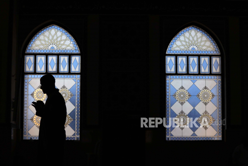  Seorang Muslim melakukan sholat pada  bulan suci Ramadhan, di dalam Masjid Al Farooq di Teluk Emirat Dubai, Uni Emirat Arab, Selasa (4/4/2023). Niat, Tata Cara, dan Doa Sesudah Sholat Hajat