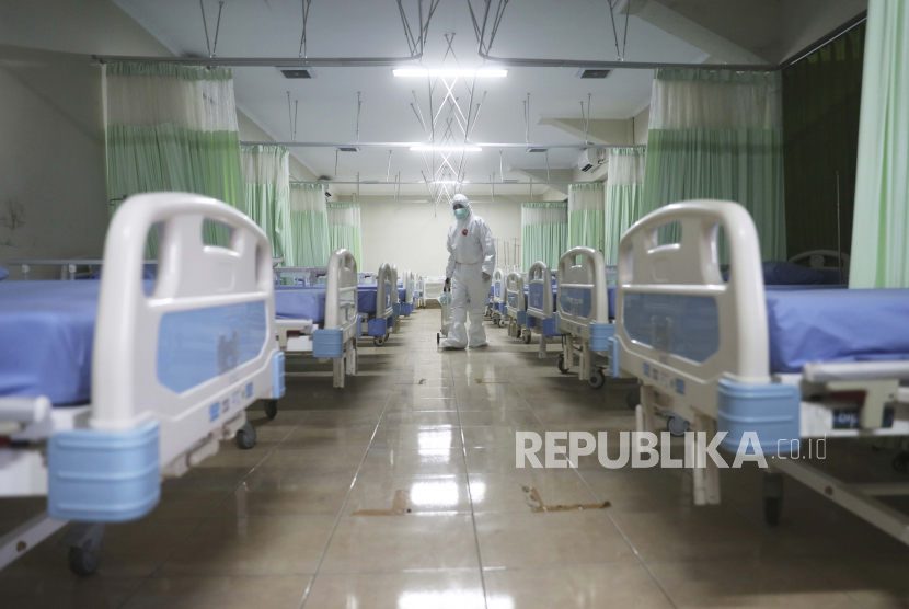 Petugas medis memeriksa ruang isolasi darurat di Stadion Patriot Candrabhaga yang disiapkan untuk menjadi fasilitas karantina bagi orang-orang yang menunjukkan gejala COVID-19 di tengah wabah baru virus Corona di Bekasi.