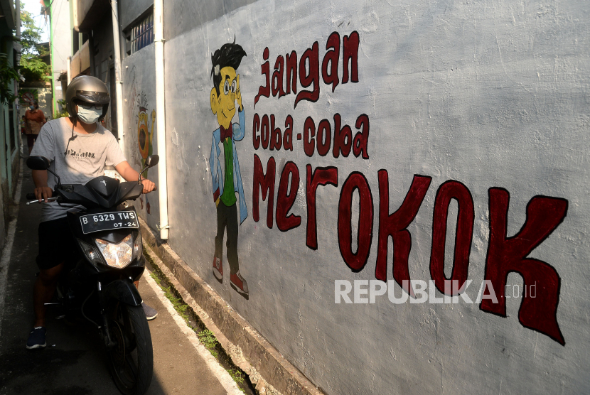 Mural bertema kawasan bebas asap rokok (Dok). Jangan berbuka puasa dengan merokok. 