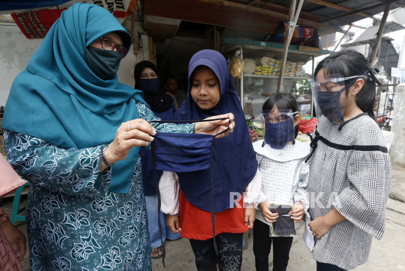 Ibu PKK Gampong Neusu Kota Banda Aceh mensosialisasikan cara penggunaan masker (ilustrasi). Pemerintah menganjurkan anggota keluarga untuk tetap mengenakan masker di dalam rumah.