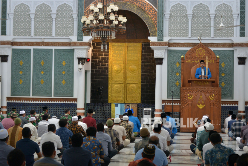 Khatib menyampaikan khutbah Jumat di Masjid Raya Baiturrahman, Banda Aceh, Aceh, Jumat (20/11/2020). 