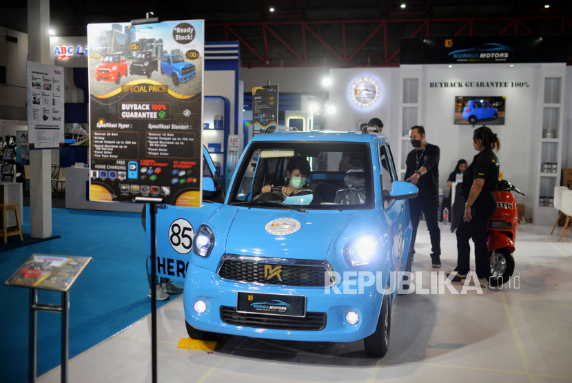 Pengunjung mengamati mobil listrik  Kurnia Motors yang dipamerkan pada Periklindo Electric Vehicle Show (PEVS) 2023 di JIExpo Kemayoran. 