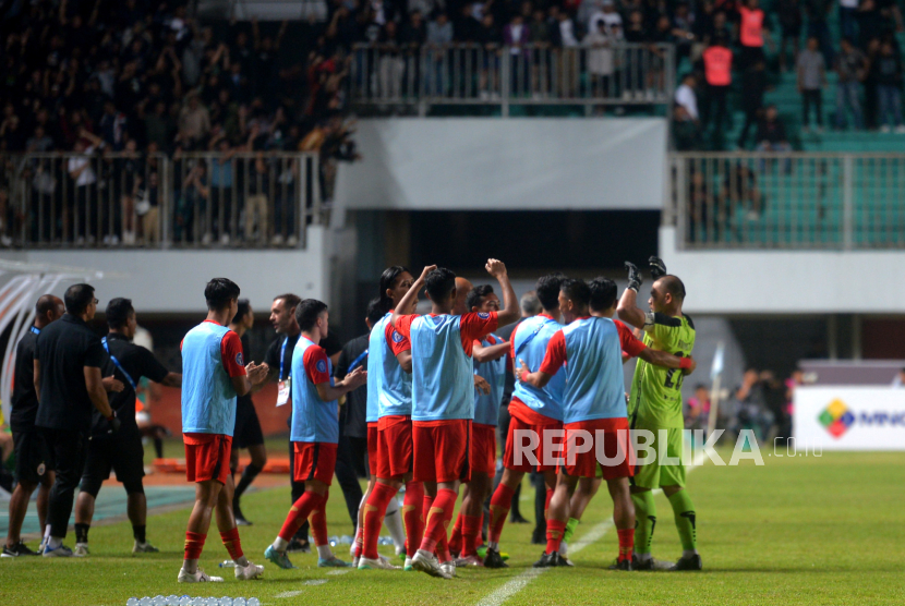 Para pemain Persija Jakarta melakukan selebrasi usai mencetak gol ke gawang lawan.