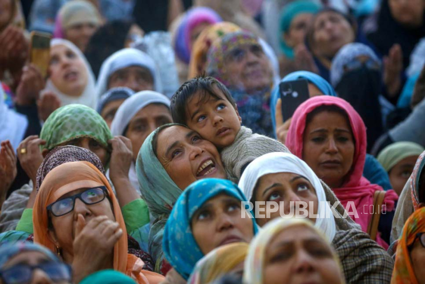 Umat  Muslim berdoa saat peringatan hari lahir Nabi Muhammad SAW di Srinagar, Kashmir, India, (29/9/2023. Ribuan jamaah berkumpul untuk memanjatkan doa khusus pada peringatan Maulid Nabi Muhammad SAW.