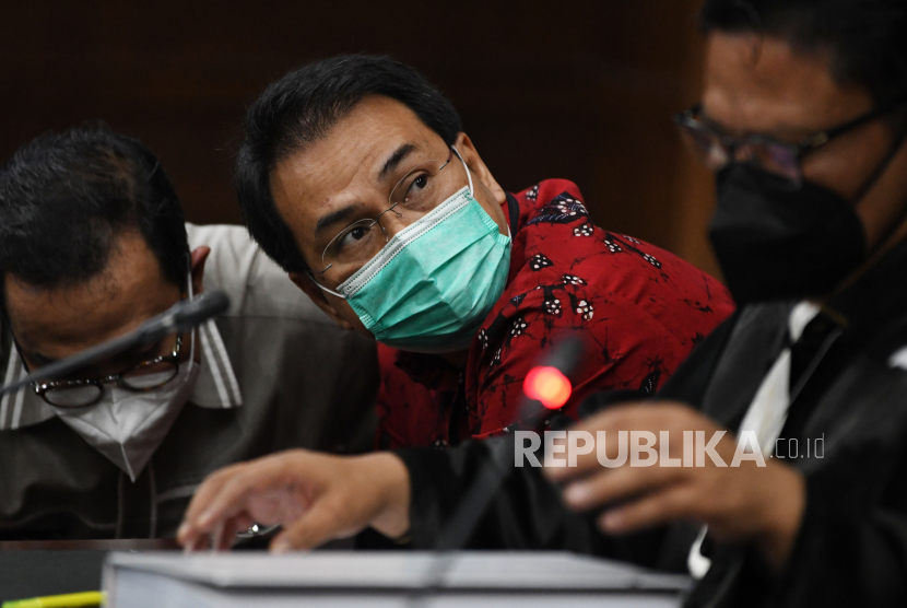 Terdakwa yang juga mantan Wakil Ketua DPR Azis Syamsuddin (tengah).