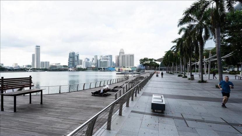 Singapura melarang pertemuan dan interaksi sosial di tempat kerja mulai 8 September menyusul peningkatan kasus Covid-19 di negara itu belakangan ini.
