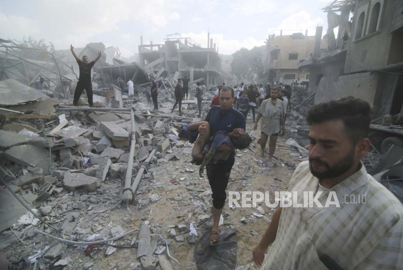 Warga Palestina mengevakuasi korban luka akibat pemboman Israel di Rafah, Jalur Gaza selatan, Selasa, 17 Oktober 2023.
