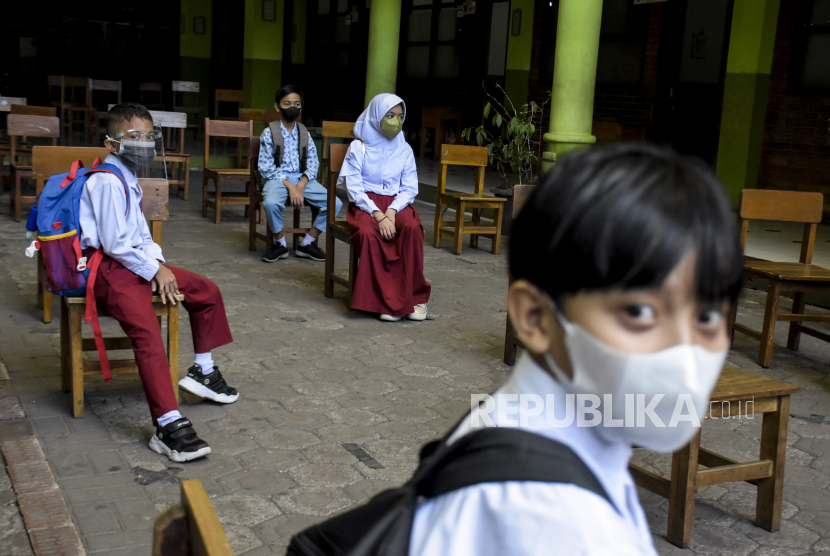 Pemerintah Kota (Pemkot) Madiun, Jawa Timur, mulai menggelar pembelajaran tatap muka (PTM) secara terbatas untuk siswa Pendidikan Anak Usia Dini (PAUD), Taman Kanak-Kanak (TK), sampai kelas tiga sekolah dasar (SD) pada masa pandemi Covid-19(ilustrasi).