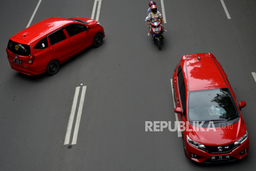 Sejumlah mobil melintas di jalan Jenderal Sudirman Makassar, Sulawesi Selatan, Kamis (18/2/2021). Menteri Koordinator Bidang Perekonomian Airlangga Hartarto memberlakukan kebijakan relaksasi Pajak Penjualan Atas Barang Mewah (PPnBM) nol persen dan penghapusan uang muka untuk mobil baru di bawah 1.500 cc guna peningkatan produksi mobil yang juga diharapkan berpengaruh pada pendapatan negara yang diproyeksi terjadi surplus penerimaan sebesar Rp1,62 triliun. 