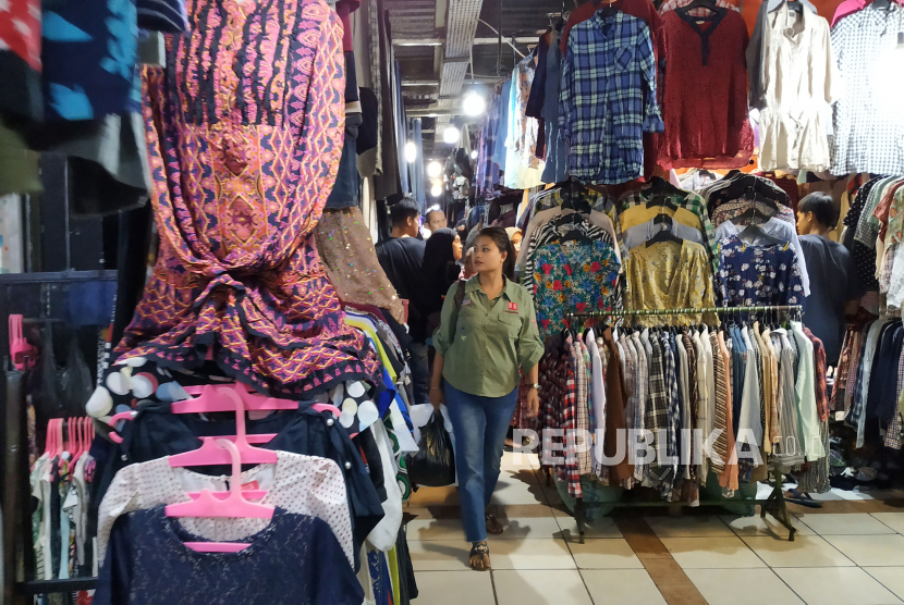 Suasana pasar pakaian bekas impor Cimol, Gedebage, Kota Bandung, Kamis (23/3/2023). Pasar Cimol kembali buka setelah sempat tutup. Menanggapi larangan Thrifting, pedagang pasar Cimol minta solusi terhadap mata pencarian mereka yang terancam hilang terkait kebijakan itu.