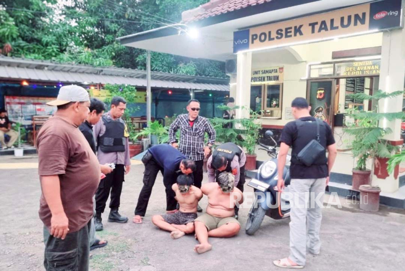 Jajaran Polsek Talun menangkap dua tersangka terkait kasus pencurian motor yang terjadi di Desa Wanasaba Lor, Kecamatan Talun, Kabupaten Cirebon, Kamis (12/10/2023). 