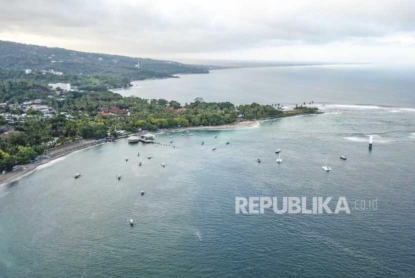 Foto udara kawasan destinasi wisata pantai Senggigi di Kecamatan Batulayar, Lombok Barat, NTB, Rabu (15/7/2020). Pulau Lombok dan Bali masuk sepuluh pulau terbaik Asia dalam ajang 