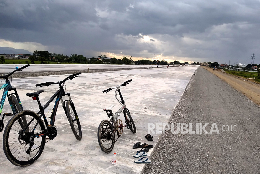 Pengerjaan proyek jalan Tol Jogja-Solo di Kecamatan Ngawen, Kabupaten Klaten, Jawa Tengah, Senin (20/2/2023). 