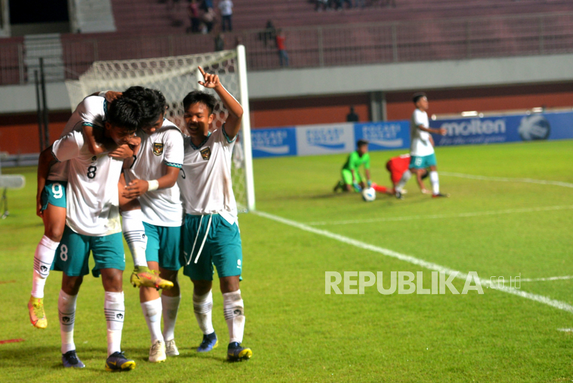 Penyerang Timnas Indonesia U16 Kaka Purwanto (8) melakukan selebrasi bersama pemain lain usai mencetak gol ke gawang Timnas Singapura U16 pada lanjutan penyisihan grup A AFF U-16 Putra 2022 di Stadion Maguwoharjo, Sleman, Yogyakarta, Rabu (3/8/2022). Timnas U-16 besok akan melakoni laga pamungkas Grup A melawan Vietnam.