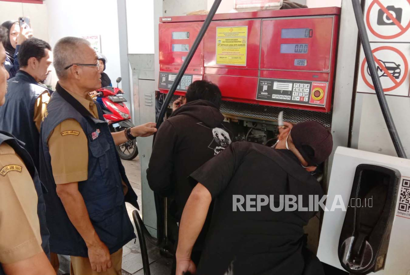 Dinas Perdagangan dan Perindustrian (Disdagin) Kota Bandung bersama jajaran kepolisian mengecek takaran BBM di delapan SPBU di Kota Bandung, salah satunya di Jalan Setiabudi, Selasa (2/4/2024). 