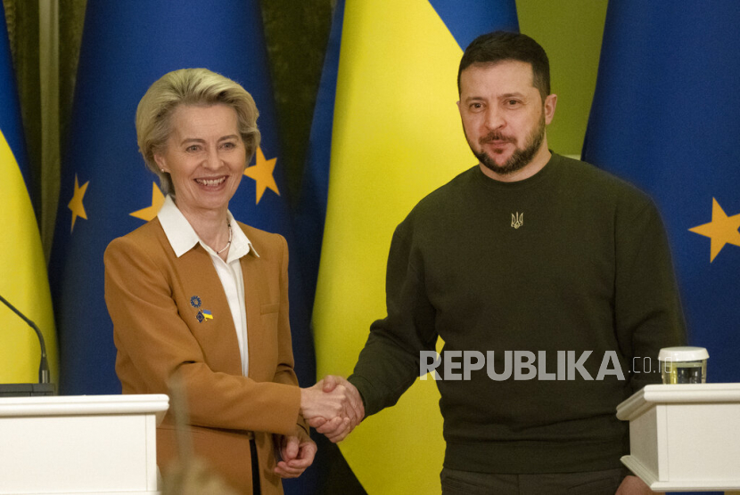  Presiden Ukraina Volodymyr Zelenskyy (kanan) dan Presiden Komisi Eropa Ursula von der Leyen berjabat tangan saat KTT UE-Ukraina di Kyiv, Ukraina,  Kamis (2/2/2023).