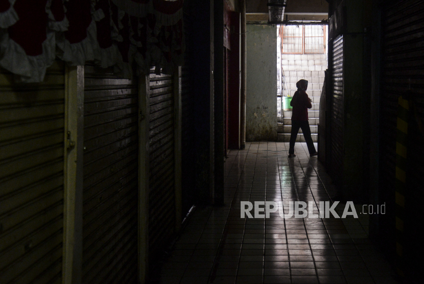 Pengunjung berjalan di dekat kios yang tutup di Pasar Mampang Prapatan, Jakarta (lustrasi)