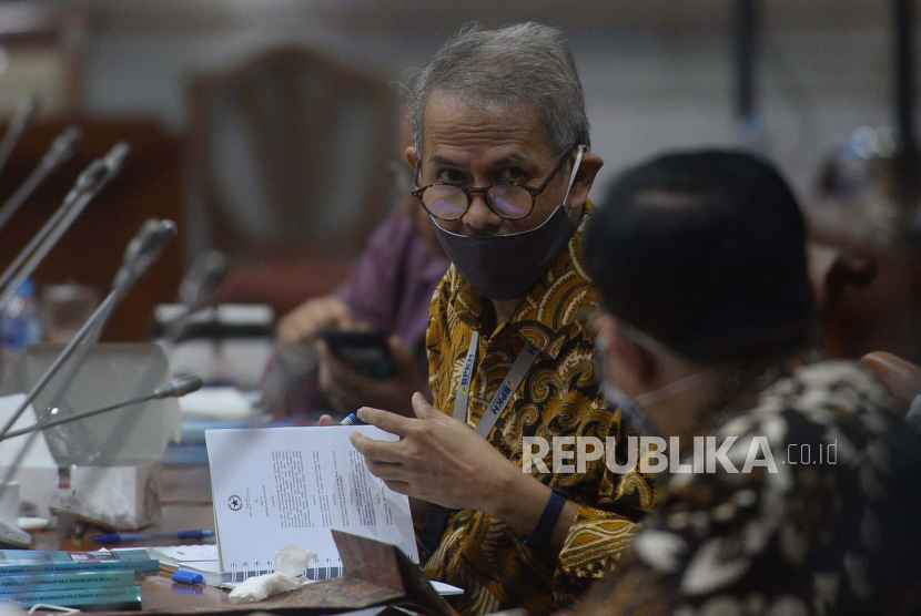 Kepala Badan Pelaksana Badan Pengelola Keuangan Haji (BPKH) Anggito Abimanyu saat mengikuti Rapat Dengar Pendapat (RDP) dengan Komisi VIII DPR di Kompleks Parlemen, Senayan, Jakarta, Senin (6/7). 