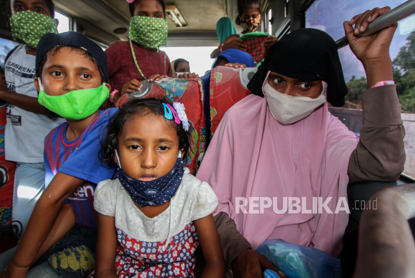 Arab Saudi-AS Teken Kesepakatan Bantuan Muslim Rohingya. Sejumlah pengungsi etnis Rohingya duduk di dalam bus saat tiba di tempat penampungan yang baru di Balai Latihan Kerja (BLK) Desa Mee Kandang, Lhokseumawe, Aceh, Jumat (10/7/2020). Sebanyak 99 orang pengungsi Rohingya yang terdiri dari 43 orang dewasa dan 56 anak-anak dipindahkan ke tempat penampungan sementara yang baru dan sehat sambil menunggu kepastian dari imigrasi, IOM dan UHNCR soal sampai kapan mereka akan berada di Indonesia. 