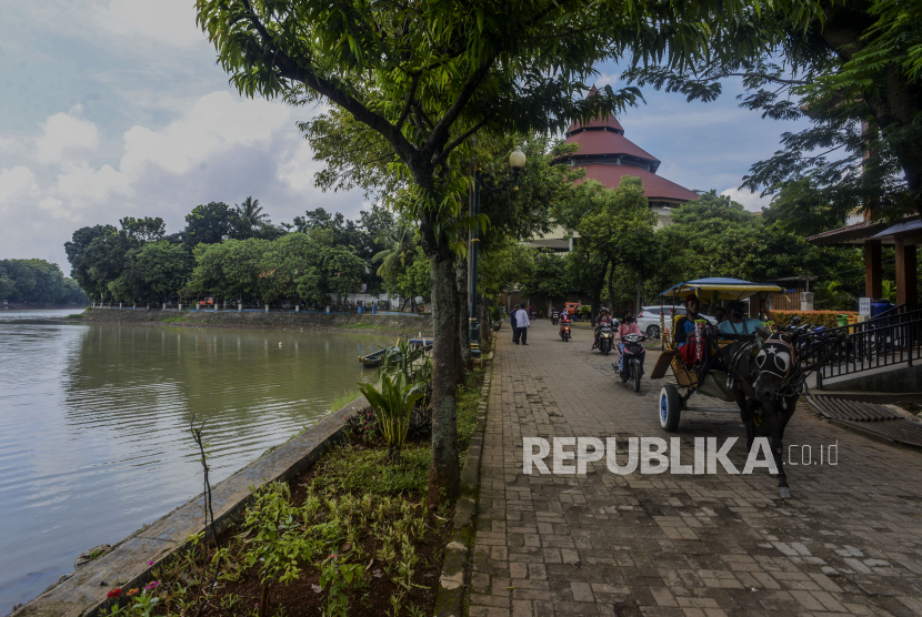 Sejumlah warga menaiki delman saat berwisata di Setu Babakan. Pemkot Jaksel membangun taman baru di kawasan Setu Babakan, Srengseng Sawah.