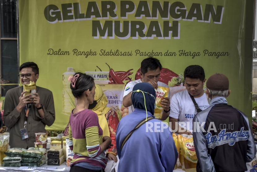 Warga membeli bahan pokok di halaman Kantor DKPP Jabar, Jalan Ir H Juanda, Coblong, Kota Bandung, Jawa Barat, Jumat (24/2/2023). Wakil Presiden KH Ma'ruf Amin mengatakan, pemerintah akan terus melakukan pemantauan terhadap harga berbagai kebutuhan pokok menjelang Ramadhan dan lebaran.