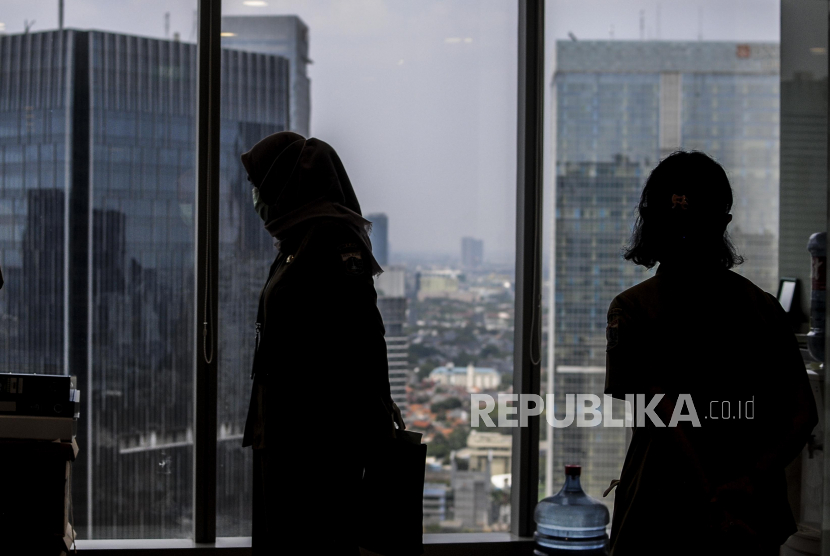 Petugas Dinas Tenaga Kerja, Transmigrasi dan Energi DKI Jakarta saat melakukan sidak di salah satu gedung perkantoran di Jakarta saat PSBB diberlakukan kembali (ilustrasi) 