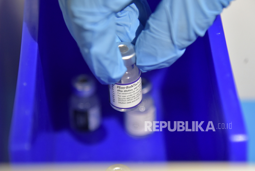 Petugas kesehatan mengambil botol berisi vaksin COVID-19 jenis Pfizer 