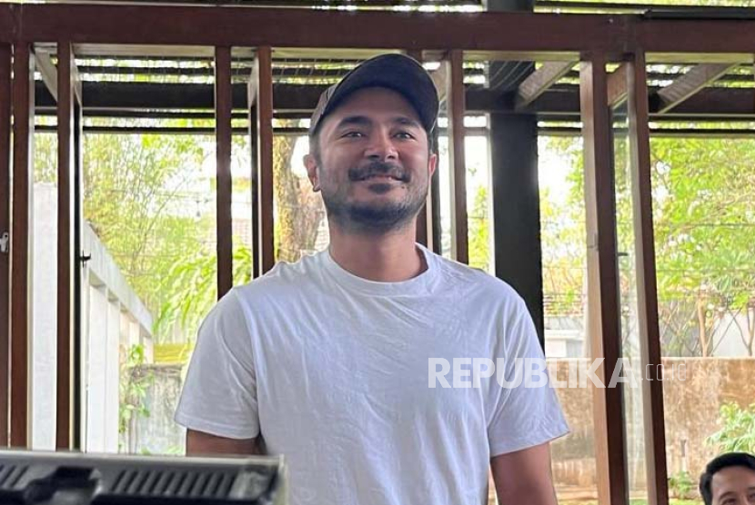 Aktor dan pemeran film Glenn Fredly The Movie, Marthino Lio dalam acara syukuran dan pemotongan tumpeng di Jakarta Selatan, Rabu (20/9/2023). 