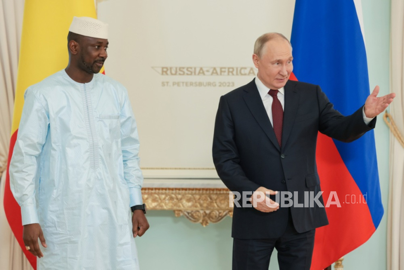 Foto kantor berita TASS menunjukkan Presiden Rusia Vladimir Putin (kanan) dan Presiden Interim Mali Assimi Goita.