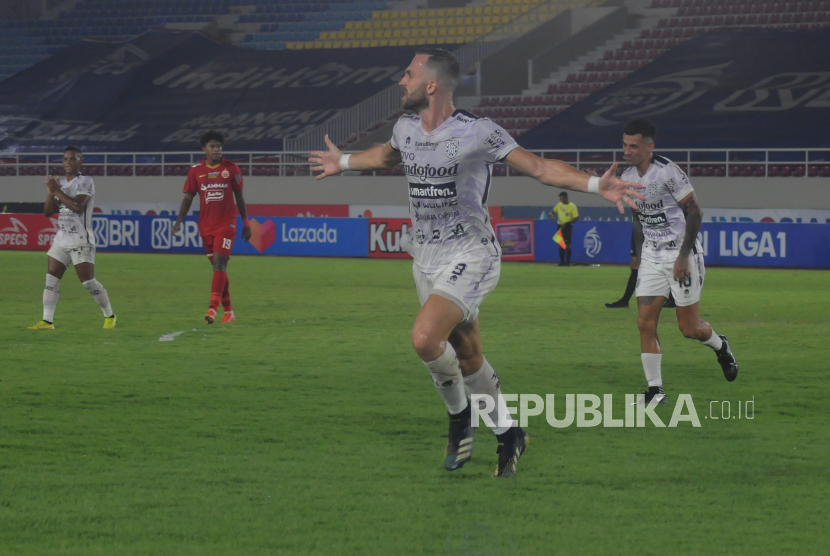 Pesepak bola Bali United Ilija Spasojevic (tengah) melakukan selebrasi usai membobol gawang Persija Jakarta pada pertandingan Liga 1 di Stadion Manahan, Solo, Jawa Tengah, Kamis (25/11/2021). Bali United unggul 1-0 atas Persija. 