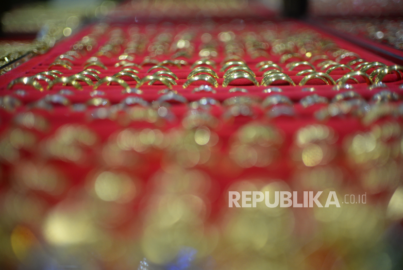 Perhiasan emas dijajakan di salah satu toko emas di Pasar Baru Bekasi, Jawa Barat, Rabu (4/8). Kementerian Perdagangan kembali melakukan misi dagang untuk memperkuat pasar Timur Tengah dan Kawasan Teluk, khususnya Uni Emirat Arab (UEA). 