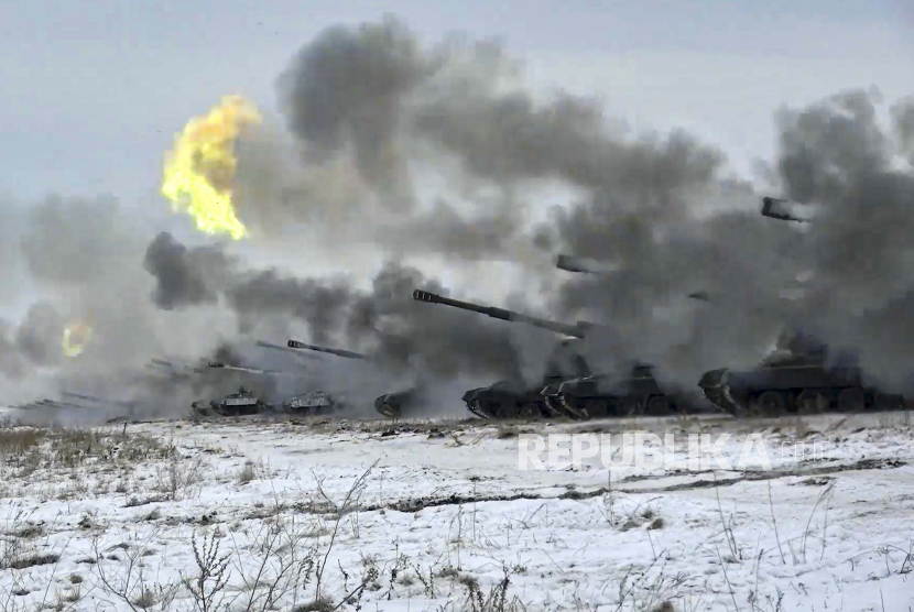 FILE - Dalam gambar ini diambil dari video dan dirilis oleh Layanan Pers Kementerian Pertahanan Rusia, howitzer self-propelled tentara Rusia menembak selama latihan militer di dekat Orenburg di Ural, Rusia, 16 Desember 2021. 