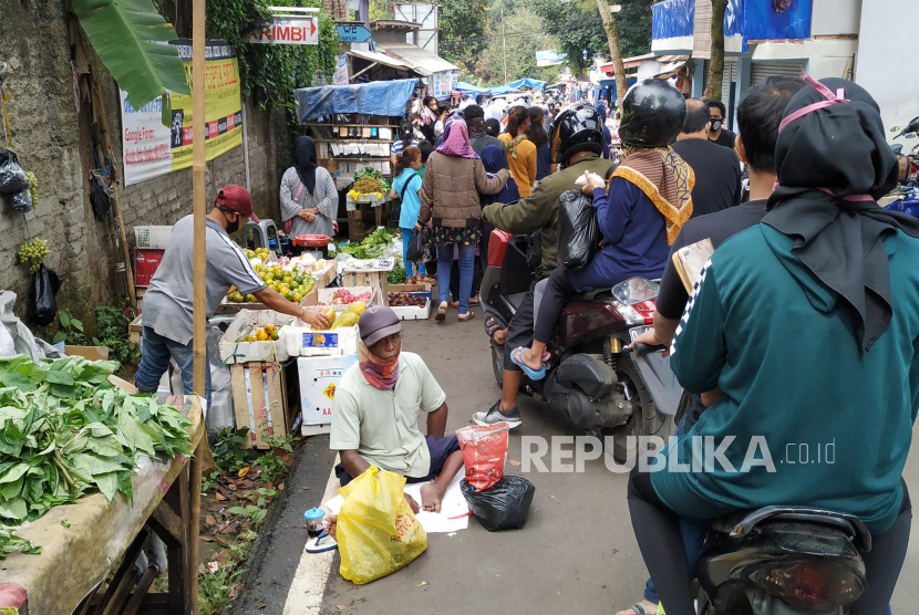 Suasana Pasar Tumpah Punclut, Kota Bandung, cukup ramai meski masih dalam penerapan Pembatasan Sosial Berskala Besar (PSBB), Ahad (31/5). Rencana pemberlakuan Adaptasi Kebiasaan Baru (AKB) atau new normal di Jawa Barat, membawa harapan baru bagi masyarakat untuk kembali beraktivitas