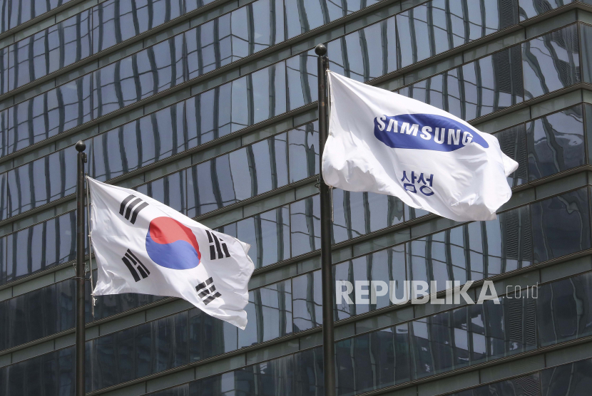 Bendera Samsung Group dan bendera nasional Korea Selatan berkibar di kantor perusahaan di Seoul, Korea Selatan, Rabu, 28 April 2021.  Ekspor Korea Selatan (Korsel) turun pada bulan Maret year on year (yoy) selama enam bulan berturut-turut. 