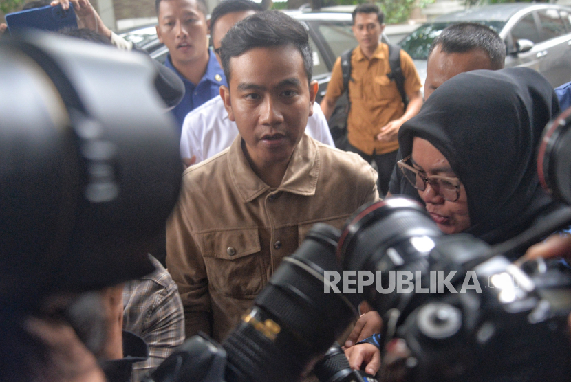 Cawapres nomor urut 2, Gibran Rakabuming Raka tiba di Kantor Badan Pengawas Pemilu (Bawaslu) Kota Jakarta Pusat, Rabu (3/1/2024). 