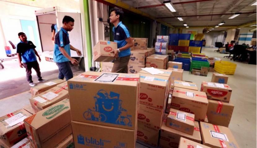 Pekerja sedang loading paket-paket pesanan pelanggan siap kirim di Warehouse BliBli berkaitan program belanja Online Nasional (Harbolnas) 2018, Kamis,(13/12/2018). (Sufri Yuliardi)