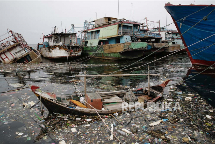 Perairan Jakarta penuh dengan sampah, terutama sampah plastik, di pelabuhan tradisional Muara Baru di Jakarta, Kamis (18/5/2023). 