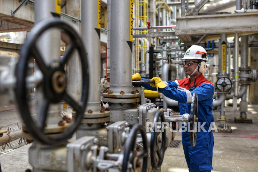 Pekerja Pertamina memeriksa fasilitas produksi di unit Kilang Langit Biru Cilacap (KLBC) yang dikelola PT Kilang Pertamina Internasional Unit Cilacap, Jawa Tengah, Jumat (25/10/2024). Kilang Cilacap merupakan salah satu kilang besar yang dikelola oleh PT Kilang Pertamina Internasional yang memiliki kapasitas pengolahan 348 ribu barrel per hari. Kilang Cilacap merupakan kilang penghasil avtur terbesar milik Pertamina dan menghasilkan produk gasoline berkualitas tinggi dari unit Kilang Langit Biru Cilacap (KLBC) serta unit Residual Fluid Catalytic Cracking (RFCC).  Unit RFCC sendiri beroperasi sejak tahun 2015, sementara unit KLBC tahun 2020.