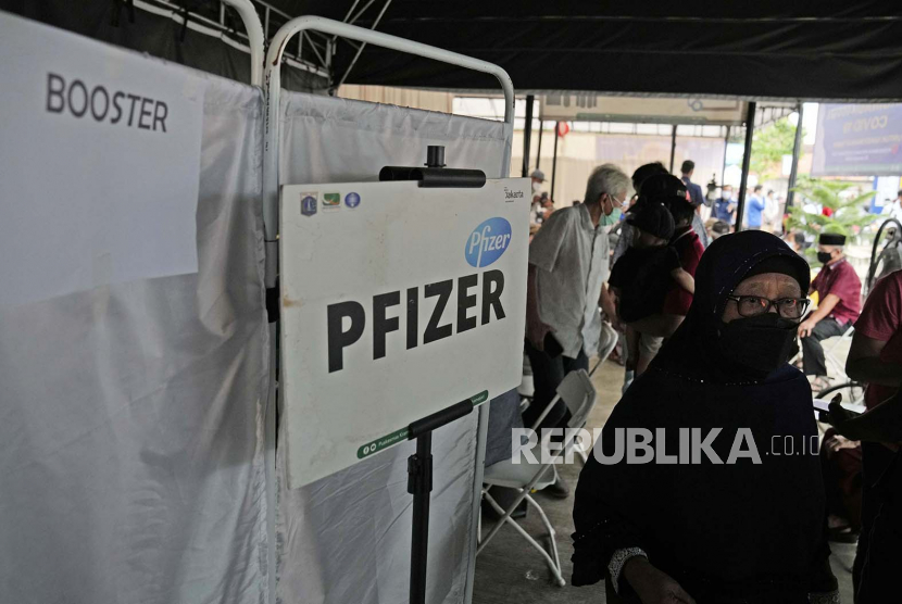  Seorang wanita lanjut usia berjalan melewati bilik vaksinasi booster COVID-19 di sebuah pusat kesehatan masyarakat di Jakarta, Rabu, 12 Januari 2022. Indonesia memulai kampanye booster untuk masyarakat umum pada hari Rabu, memprioritaskan suntikan ketiga untuk orang tua dan orang dengan sistem kekebalan yang terganggu.