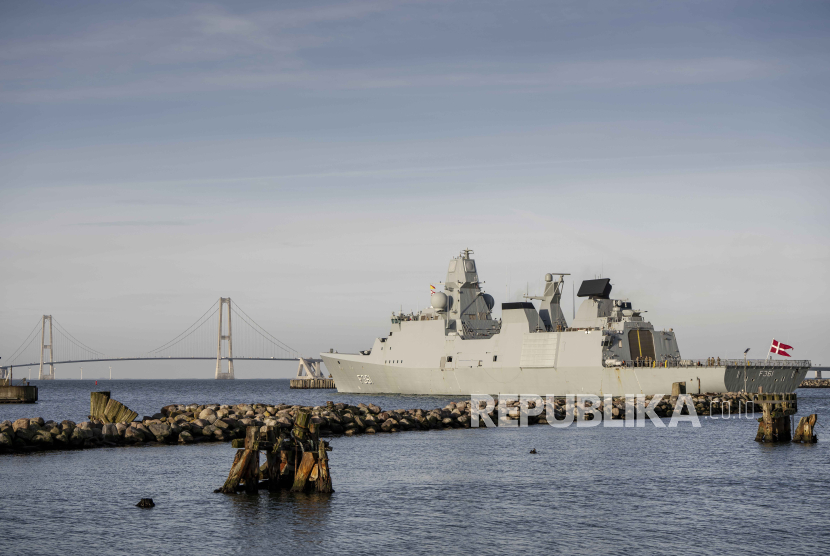 Fregat Denmark Iver Huitfeldt lepas landas menuju Teluk Aden, dari Pangkalan Angkatan Laut di Korsoer, Denmark, (29/1/2024). Fregat Denmark akan berkontribusi untuk memperkuat keamanan di Laut Merah. 