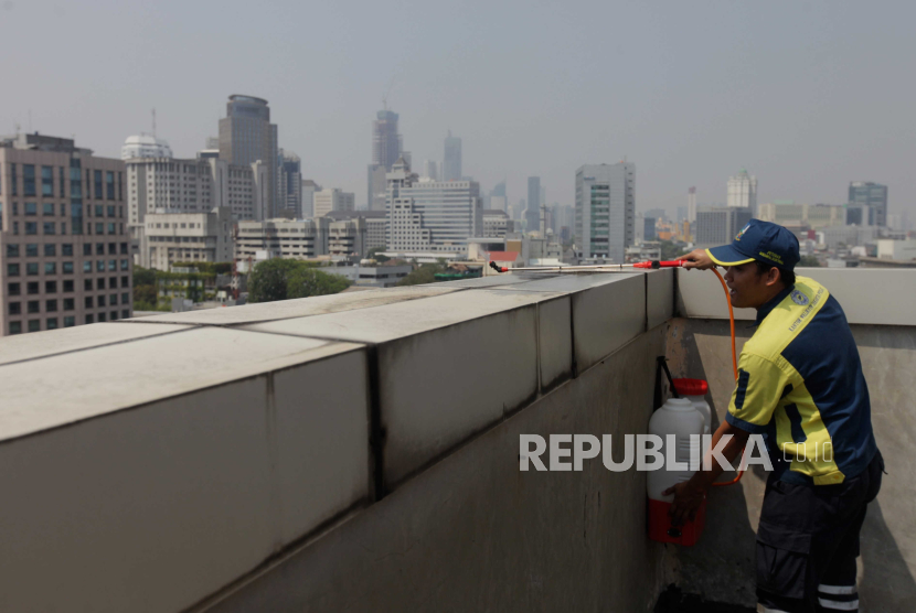 Petugas menyemprotkan air ke udara di Kantor Wali Kota Jakarta Pusat, Selasa (5/9/2023). Dalam satu hari, sekitar 1.000 liter air digunakan untuk menyemprotkan air ke udara pada pukul 08.00-11.00 WIB dan 13.00-16.00 WIB, sebagai upaya untuk mengurangi polusi udara di Jakarta.