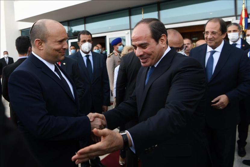 Presiden Mesir Abdel Fattah al-Sisi pada Senin (13/9) bertemu dengan Perdana Menteri Israel Naftali Bennett di timur laut Mesir untuk mendiskusikan dimulainya kembali proses perdamaian Timur Tengah.