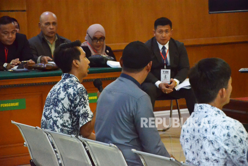 Salah satu saksi Dede Kurniawan menyampaikan keterangan saat sidang praperadilan Pegi Setiawan di PN Bandung, Kota Bandung, Jawa Barat, Rabu (3/7/2024).