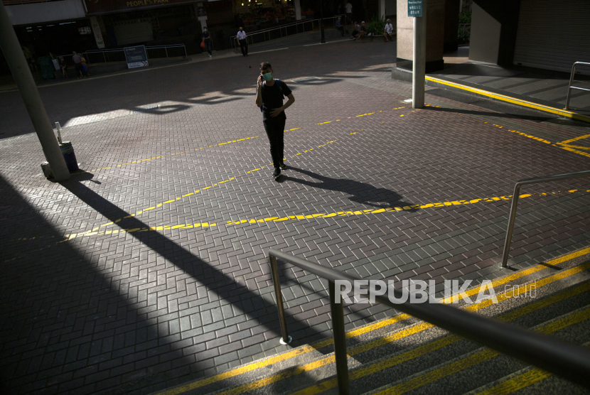 Seorang pria berjalan mengenakan masker di Chinatown di Singapura, (ilustrasi). Singapura mulai melakukan pelonggaran setelah sebelumnya mengeluarkan kebijakan lockdown untuk mengatasi penyebaran virus corona.